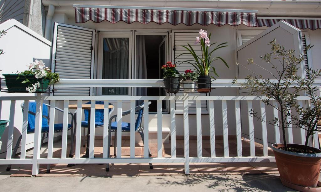 Rooms & Apartments Dolac Хвар Экстерьер фото